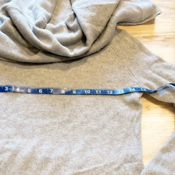 100% Cashmere Cowl Neck Tunic Sweater Gray Long Sleeve Pockets Qi Saks 5th Av XS - Picture 6 of 10